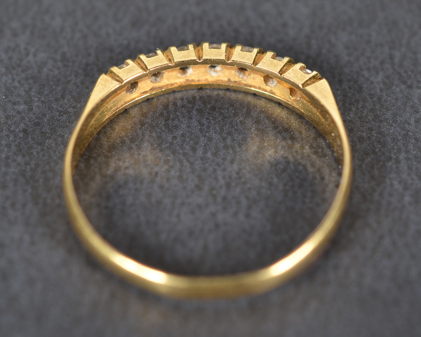 Meia aliança de ouro 18k., contraste 750 cravejado com 7 brilhantes... - foto 3 de 5