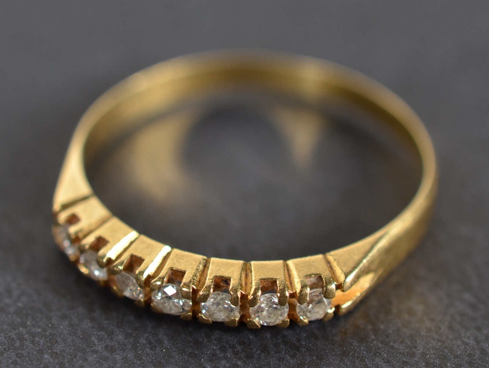 Meia aliança de ouro 18k., contraste 750 cravejado com 7 brilhantes... - foto 4 de 5