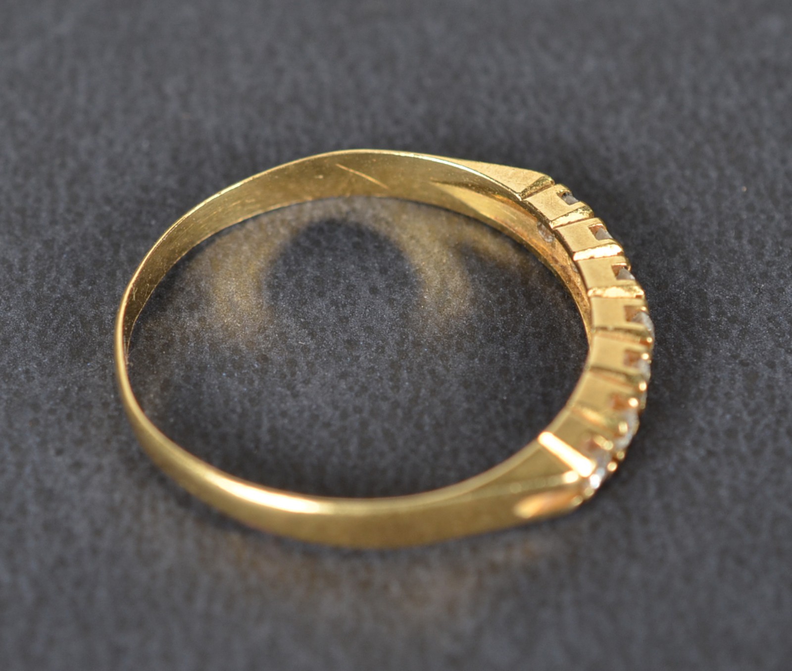 Meia aliança de ouro 18k., contraste 750 cravejado com 7 brilhantes... - foto 5 de 5