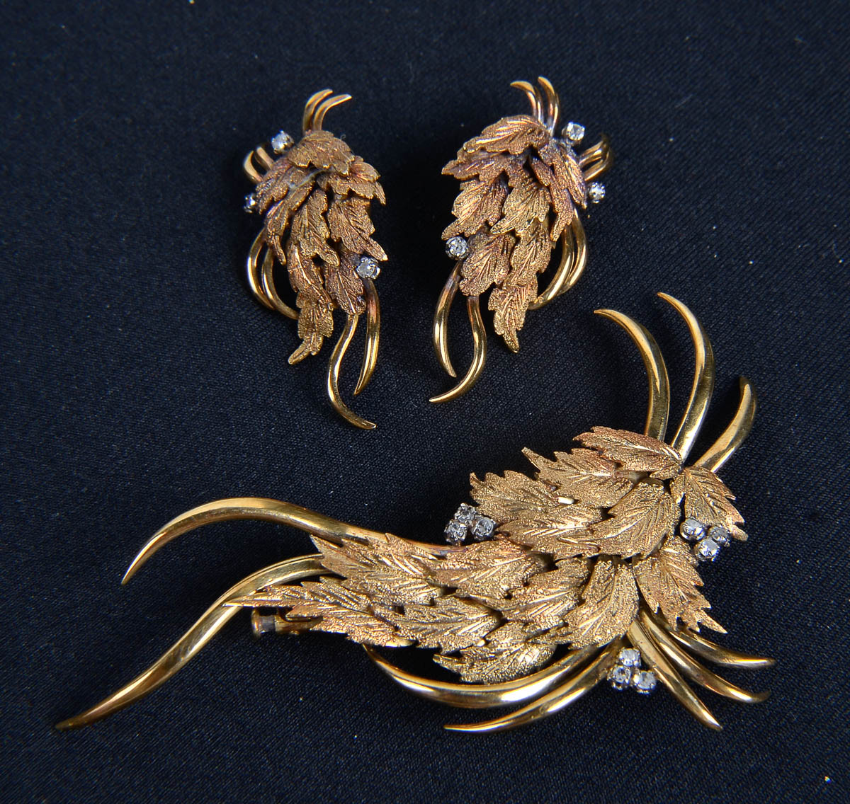 Conjunto de broche e par de brincos em ouro e brilhante. Peso total...
