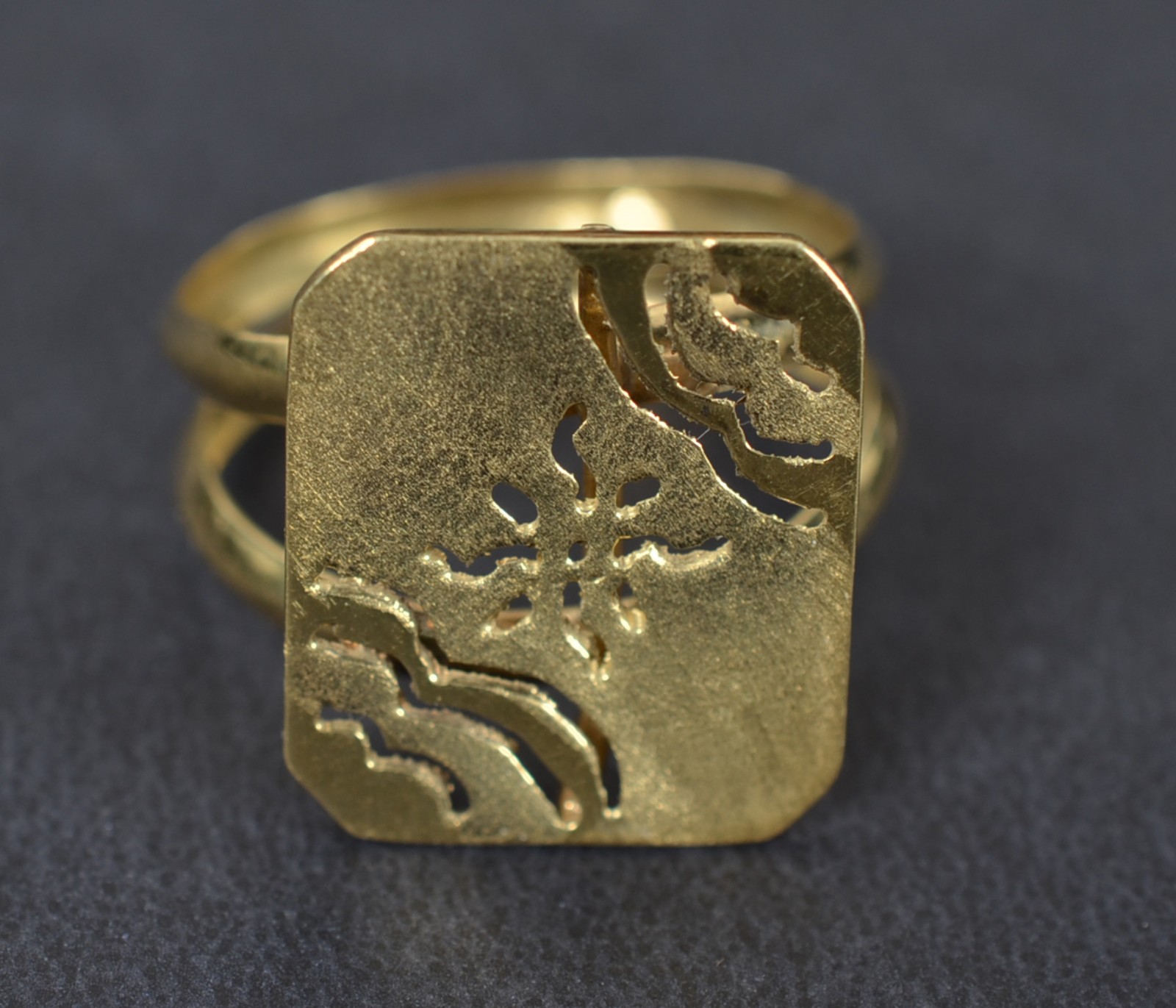 Anel de ouro 18k, aro 22. (Por motivos de segurança a peça não se... - foto 1 de 5