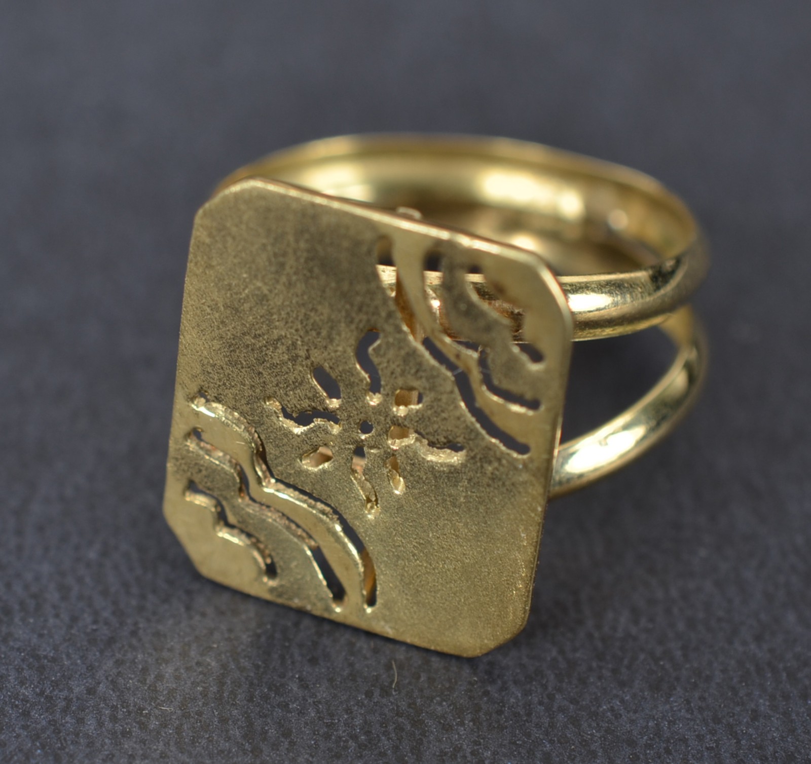 Anel de ouro 18k, aro 22. (Por motivos de segurança a peça não se... - foto 2 de 5