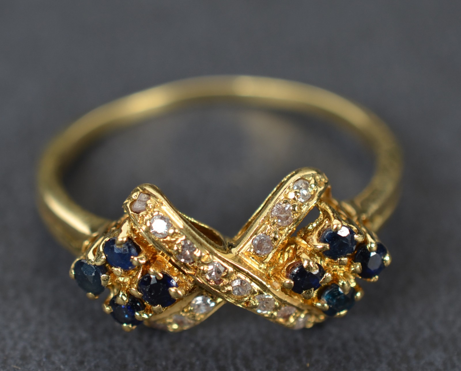 Anel de ouro 18k.,contraste 750 com "x" central cravejado com... - foto 1 de 5