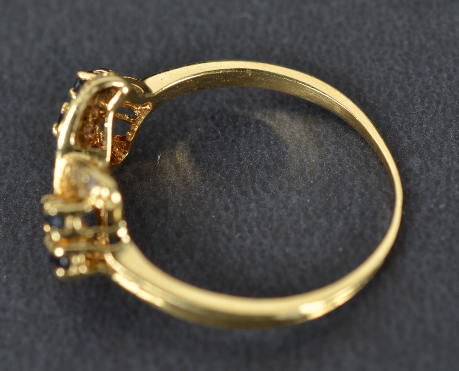 Anel de ouro 18k.,contraste 750 com "x" central cravejado com... - foto 2 de 5