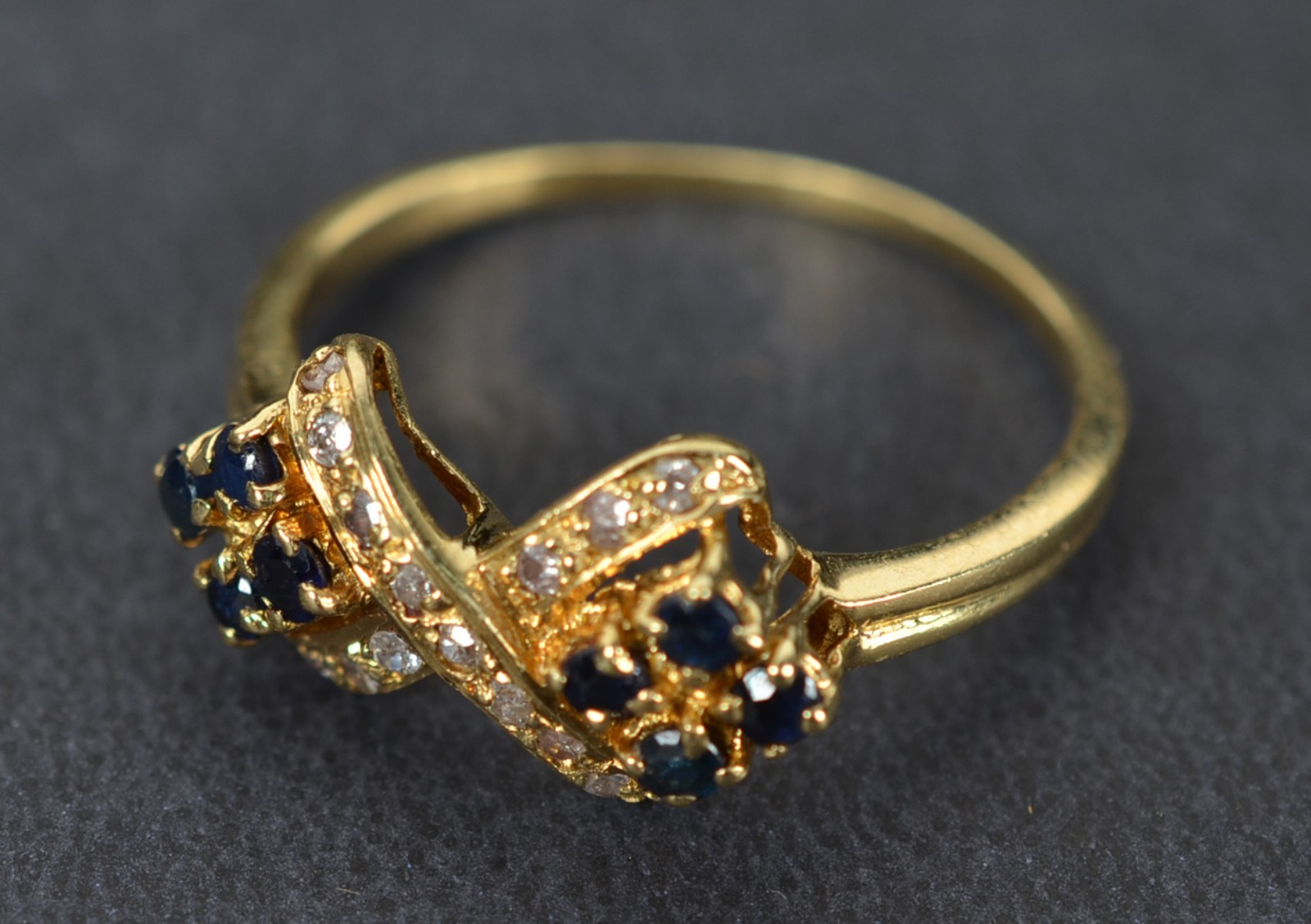 Anel de ouro 18k.,contraste 750 com "x" central cravejado com... - foto 3 de 5