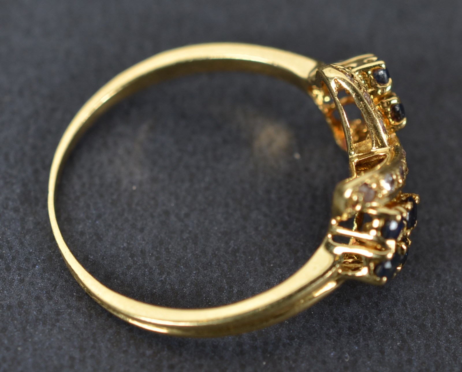 Anel de ouro 18k.,contraste 750 com "x" central cravejado com... - foto 5 de 5