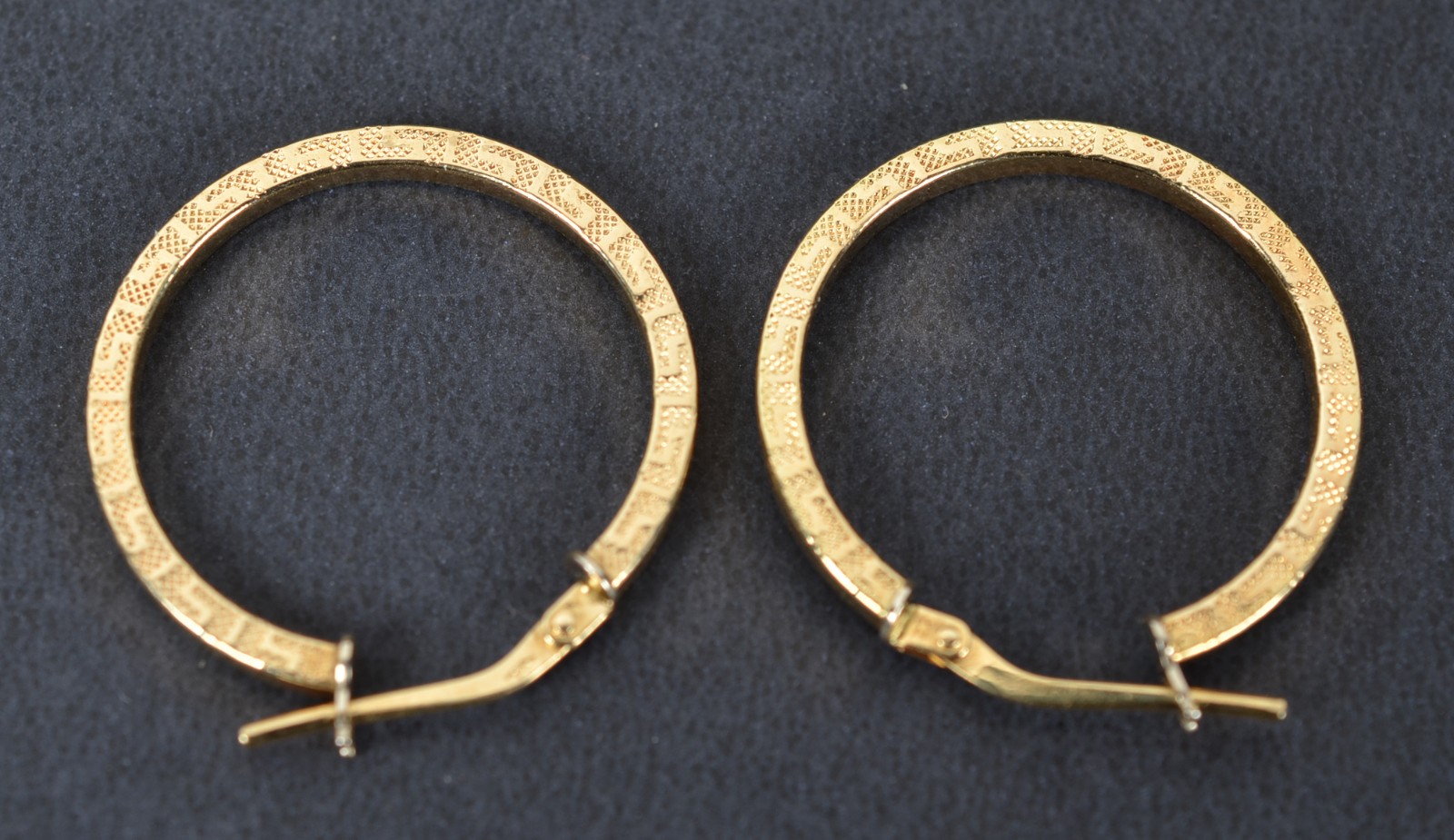 Par de brincos de ouro 18k., contraste 750 modelo argola. (Por... - foto 1 de 7