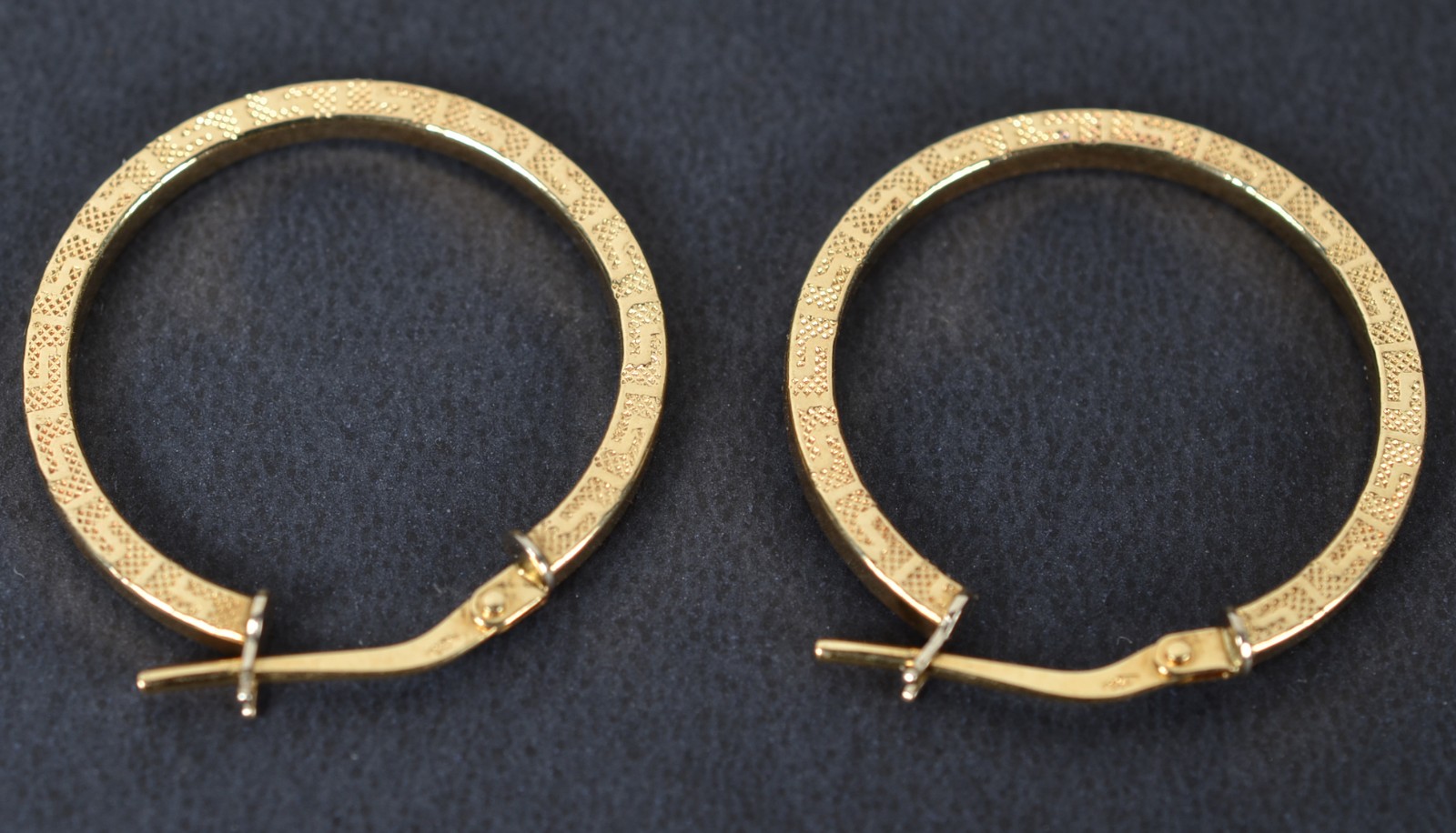 Par de brincos de ouro 18k., contraste 750 modelo argola. (Por... - foto 2 de 7