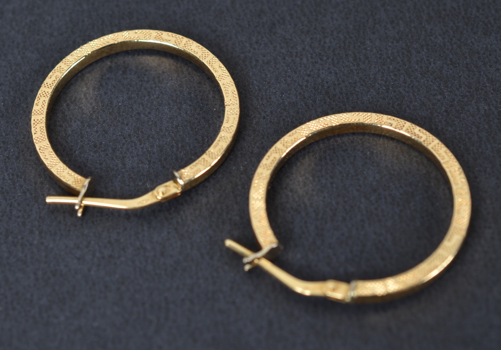Par de brincos de ouro 18k., contraste 750 modelo argola. (Por... - foto 3 de 7