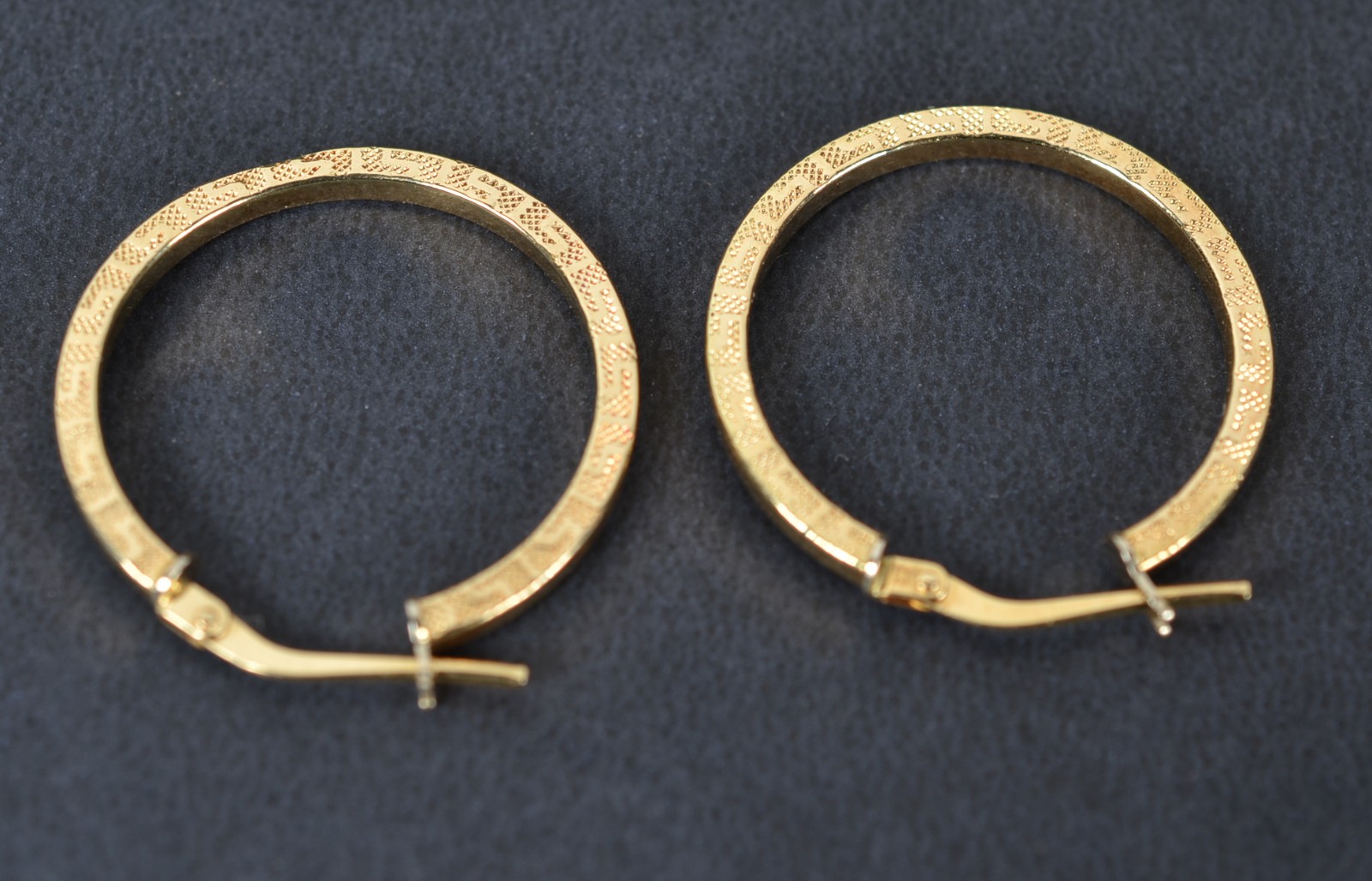 Par de brincos de ouro 18k., contraste 750 modelo argola. (Por... - foto 4 de 7