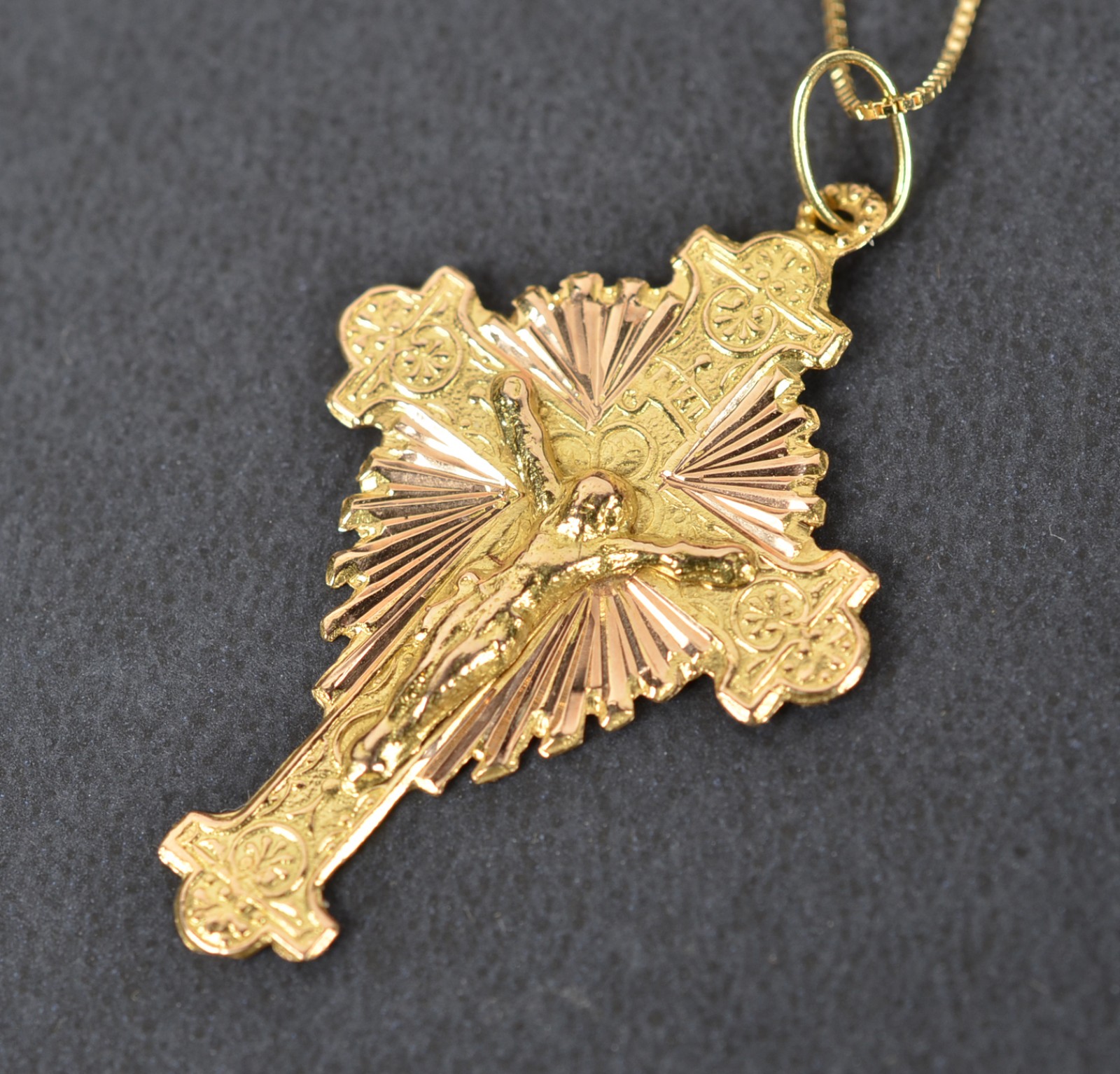 Colar de ouro 18k., contraste 750 com pingente de Cristo crucificado... - foto 1 de 6