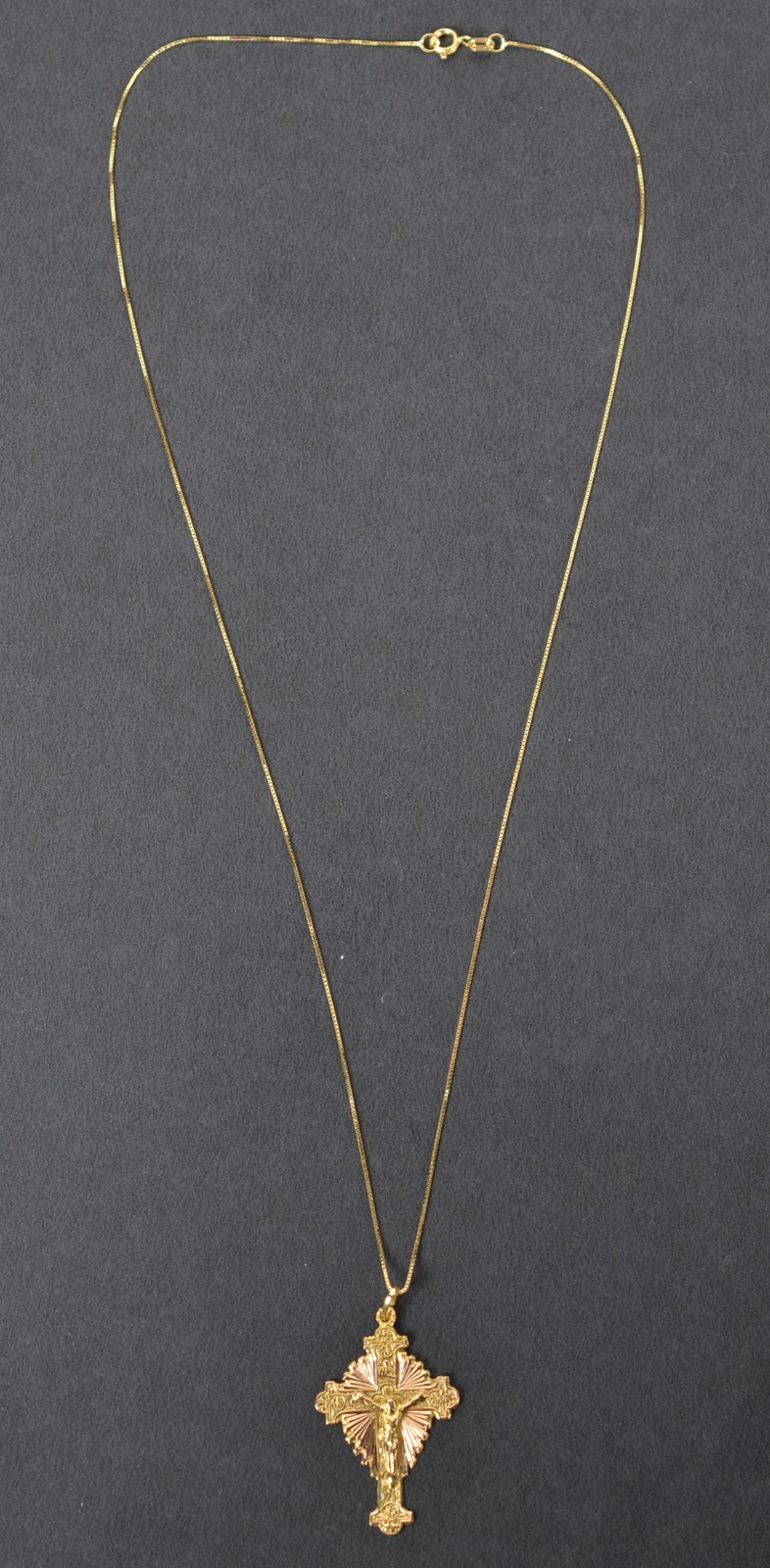 Colar de ouro 18k., contraste 750 com pingente de Cristo crucificado... - foto 2 de 6