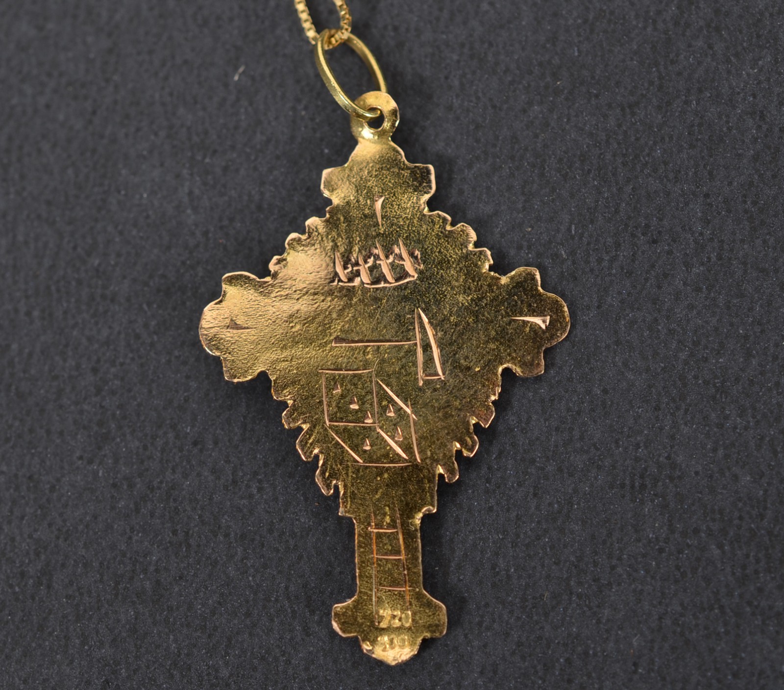 Colar de ouro 18k., contraste 750 com pingente de Cristo crucificado... - foto 3 de 6