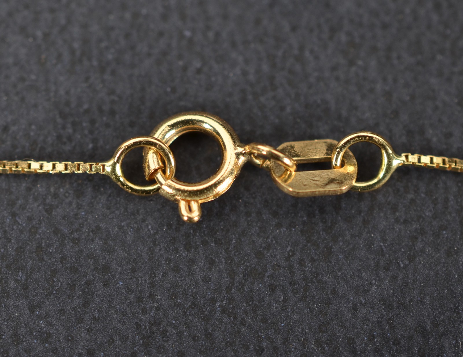 Colar de ouro 18k., contraste 750 com pingente de Cristo crucificado... - foto 4 de 6