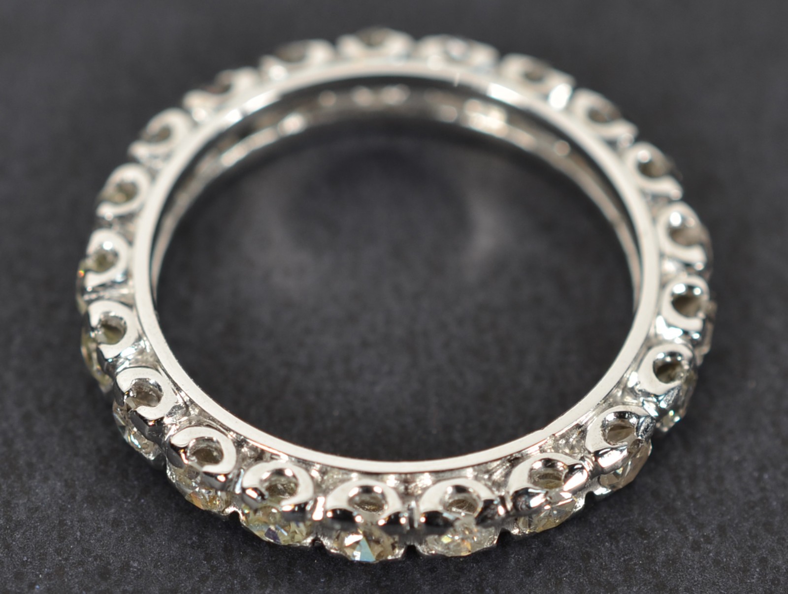 Aliança completa de ouro branco com 25 brilhantes de 0,05 ct, total... - foto 1 de 4