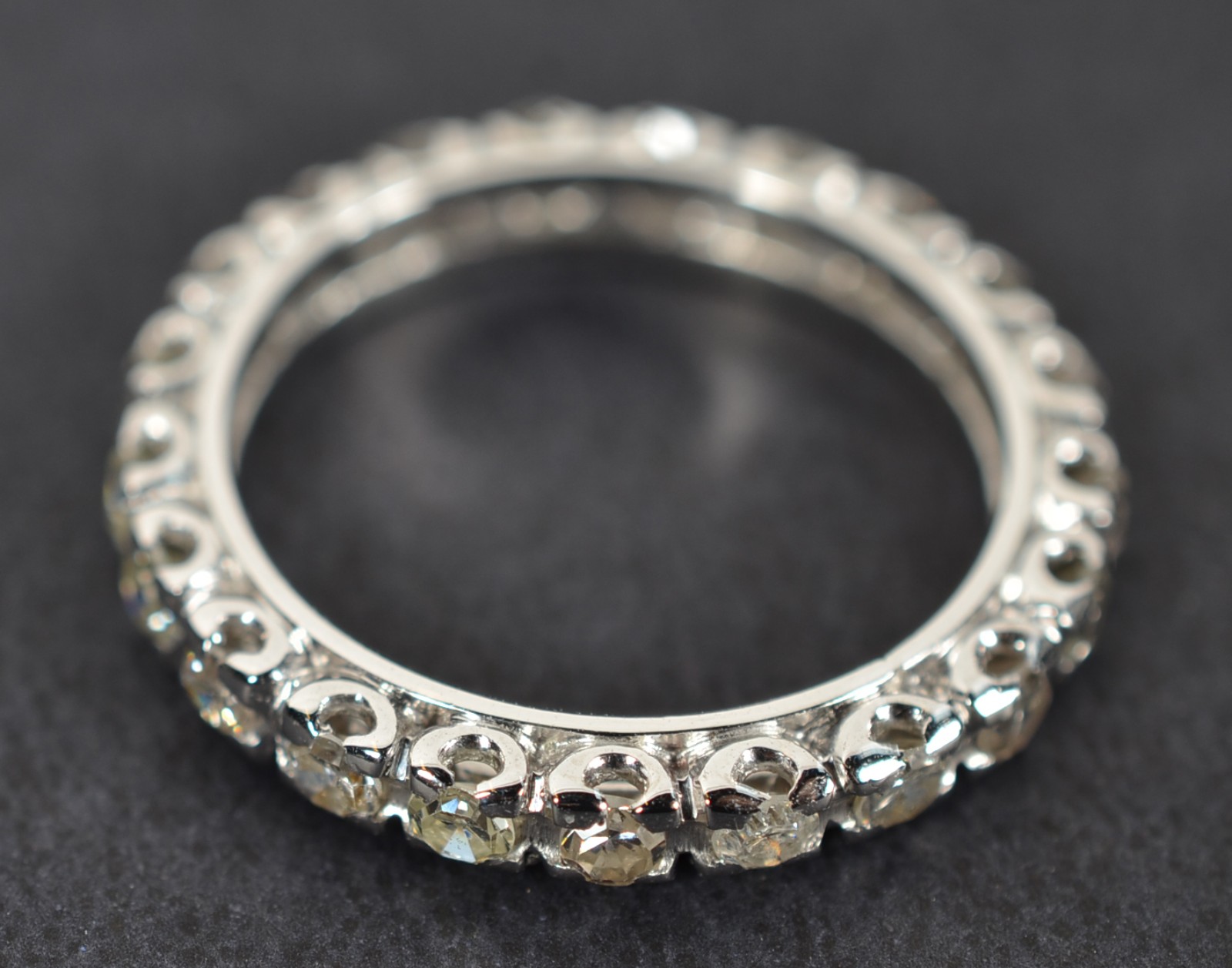 Aliança completa de ouro branco com 25 brilhantes de 0,05 ct, total... - foto 2 de 4