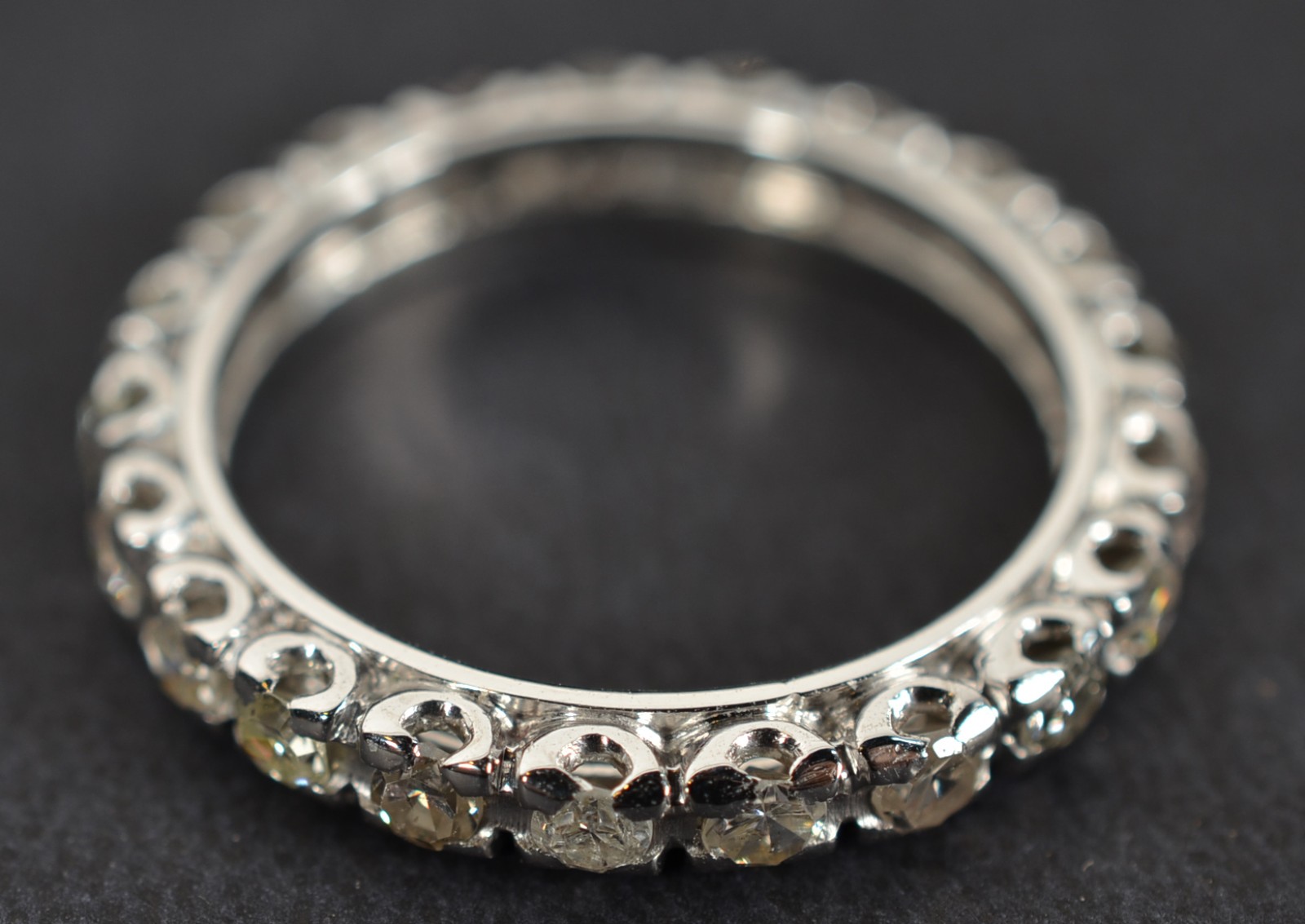 Aliança completa de ouro branco com 25 brilhantes de 0,05 ct, total... - foto 4 de 4