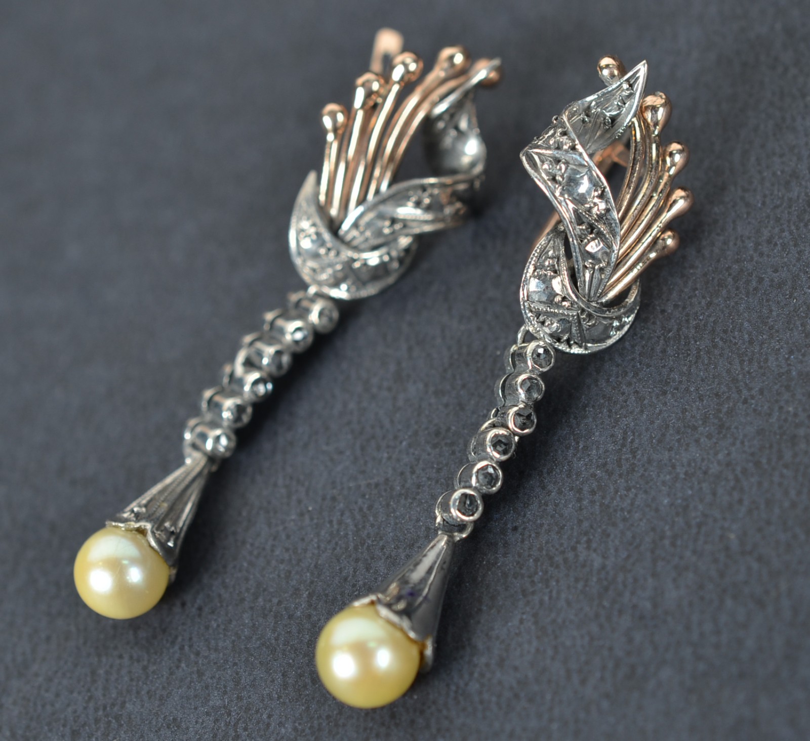 Par de antigos brincos de oro branco e ouro 18k., cravejado de... - foto 1 de 5