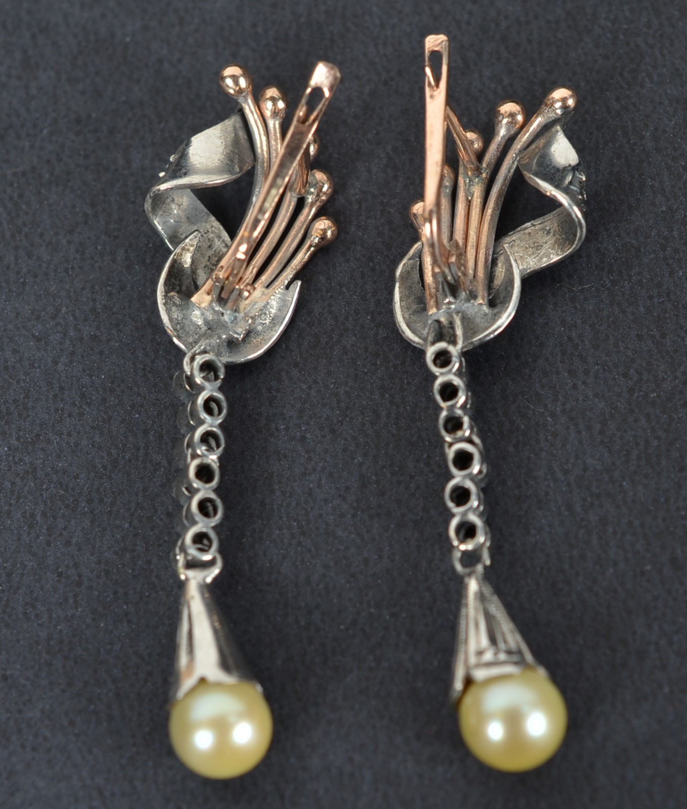 Par de antigos brincos de oro branco e ouro 18k., cravejado de... - foto 2 de 5