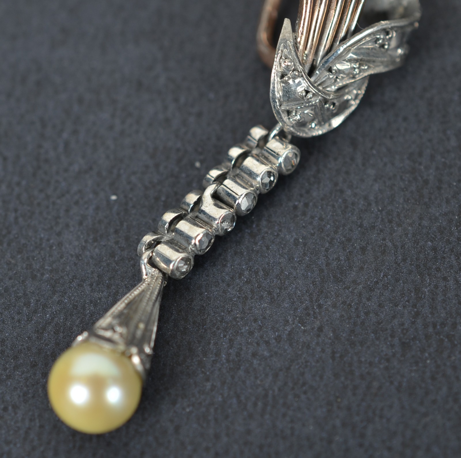 Par de antigos brincos de oro branco e ouro 18k., cravejado de... - foto 4 de 5