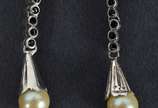 Par de antigos brincos de oro branco e ouro 18k... - Par de antigos brincos de oro branco e ouro 18k., cravejado de brilhantes e 2 perolas.  (Por motivos de segurança a peça não se encontra na loja)