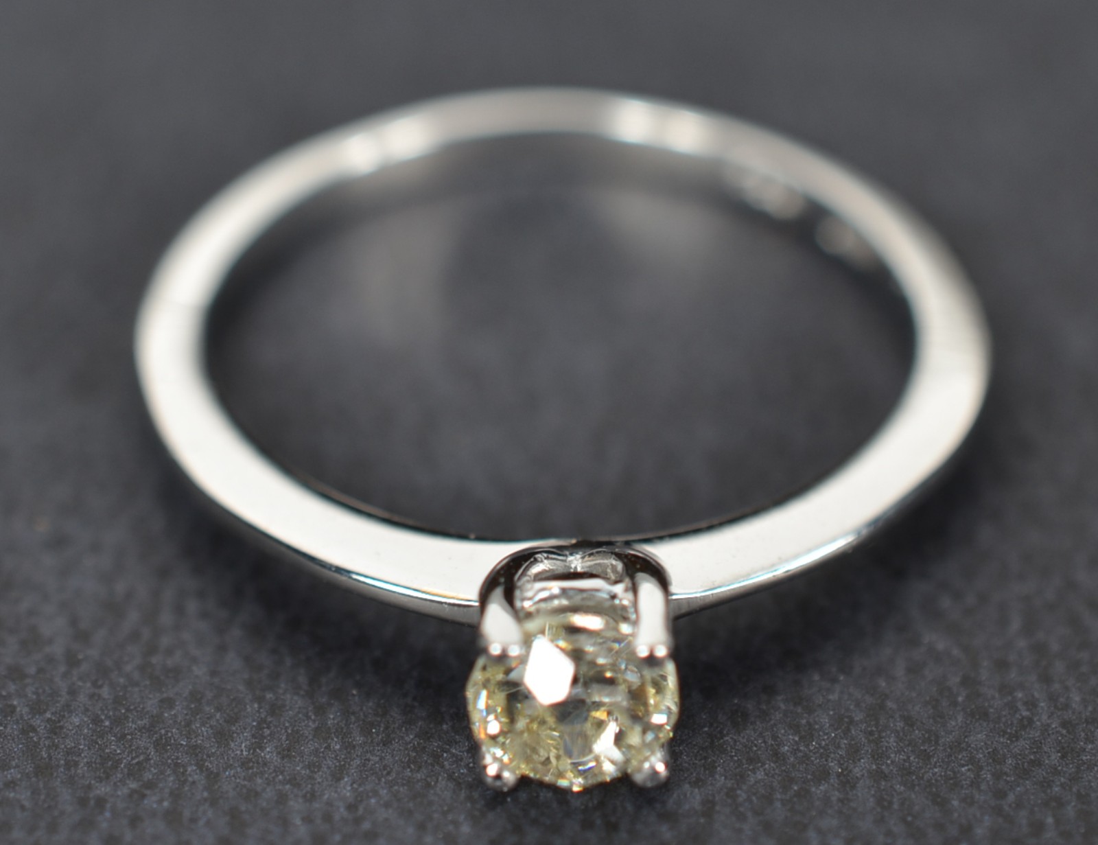 Solitário de ouro branco com 1 brilhante de 0,25 ct, aro 15. (Por... - foto 1 de 6