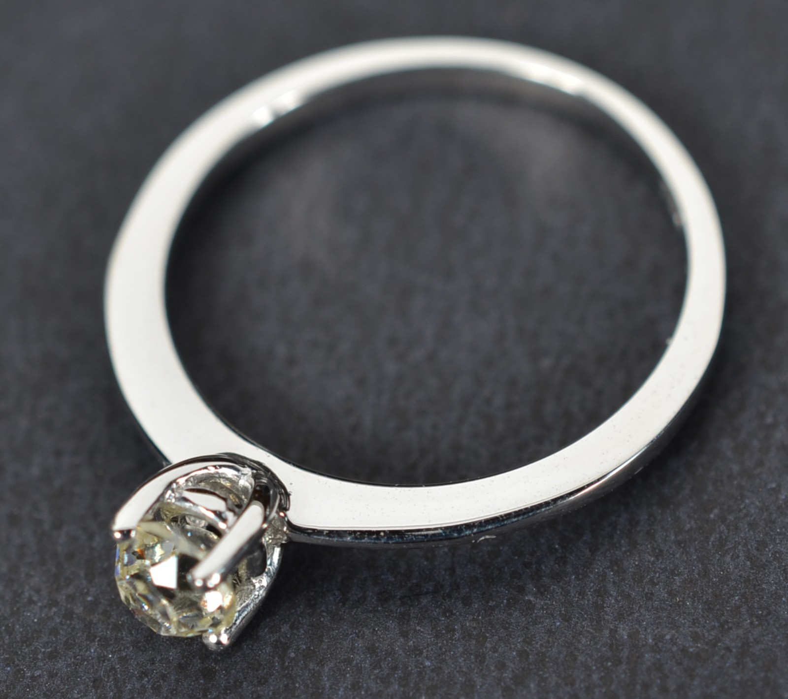 Solitário de ouro branco com 1 brilhante de 0,25 ct, aro 15. (Por... - foto 2 de 6