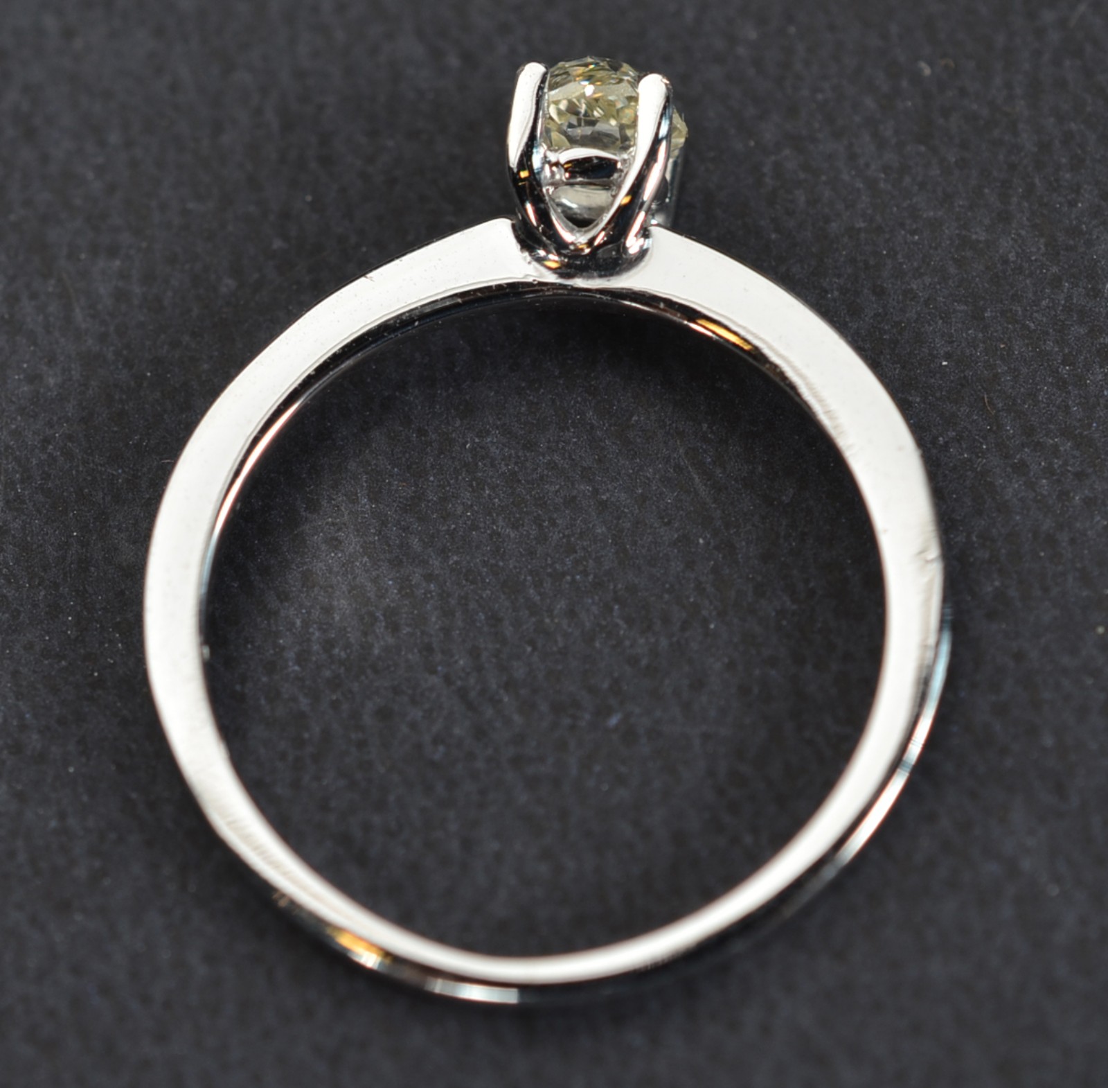 Solitário de ouro branco com 1 brilhante de 0,25 ct, aro 15. (Por... - foto 3 de 6
