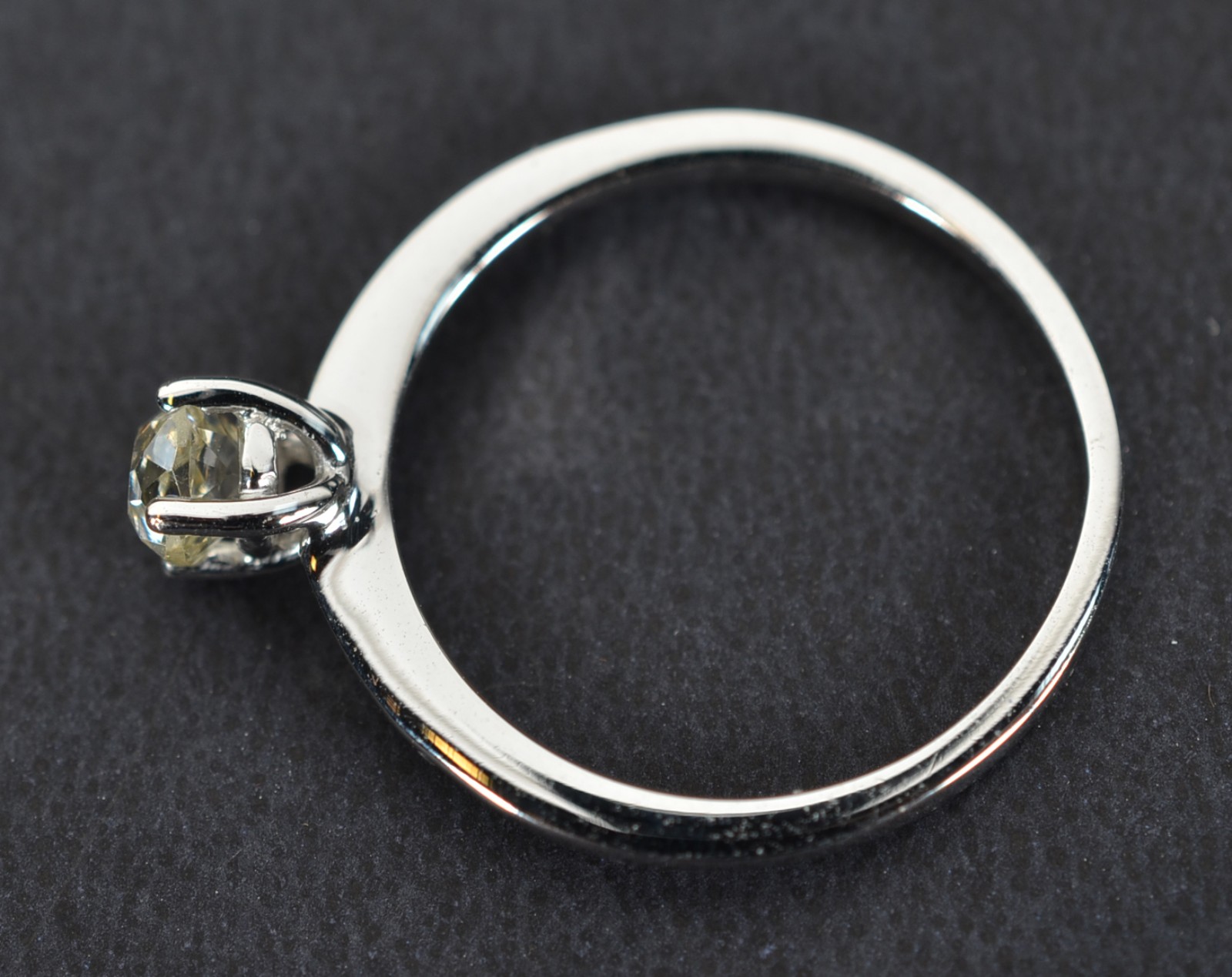 Solitário de ouro branco com 1 brilhante de 0,25 ct, aro 15. (Por... - foto 4 de 6