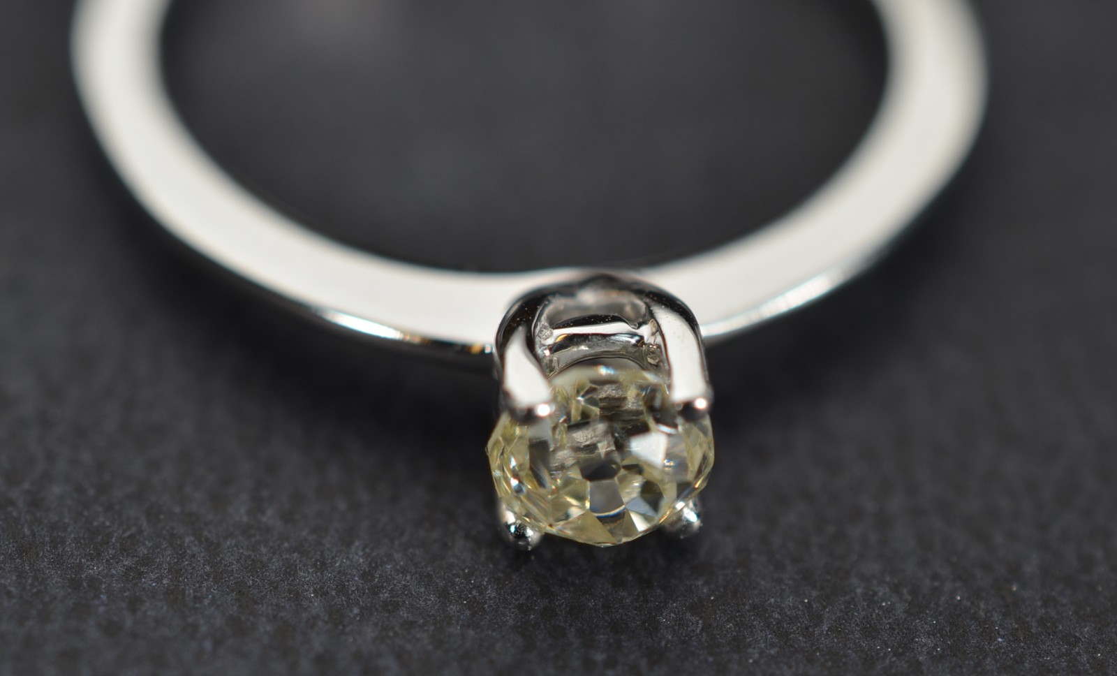Solitário de ouro branco com 1 brilhante de 0,25 ct, aro 15. (Por... - foto 5 de 6