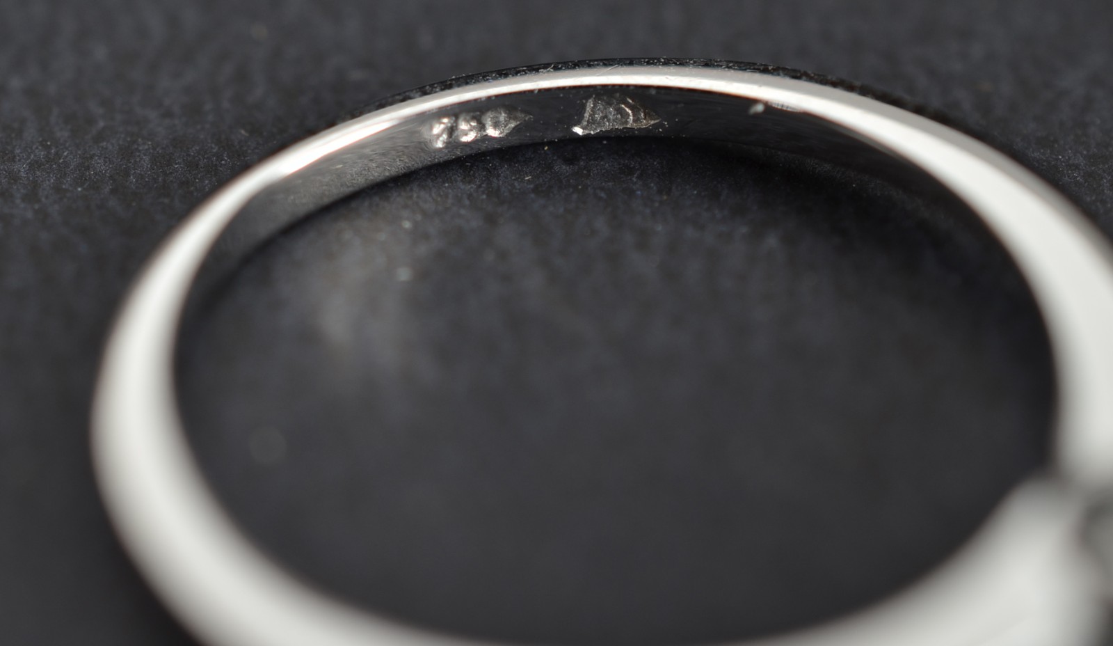 Solitário de ouro branco com 1 brilhante de 0,25 ct, aro 15. (Por... - foto 6 de 6
