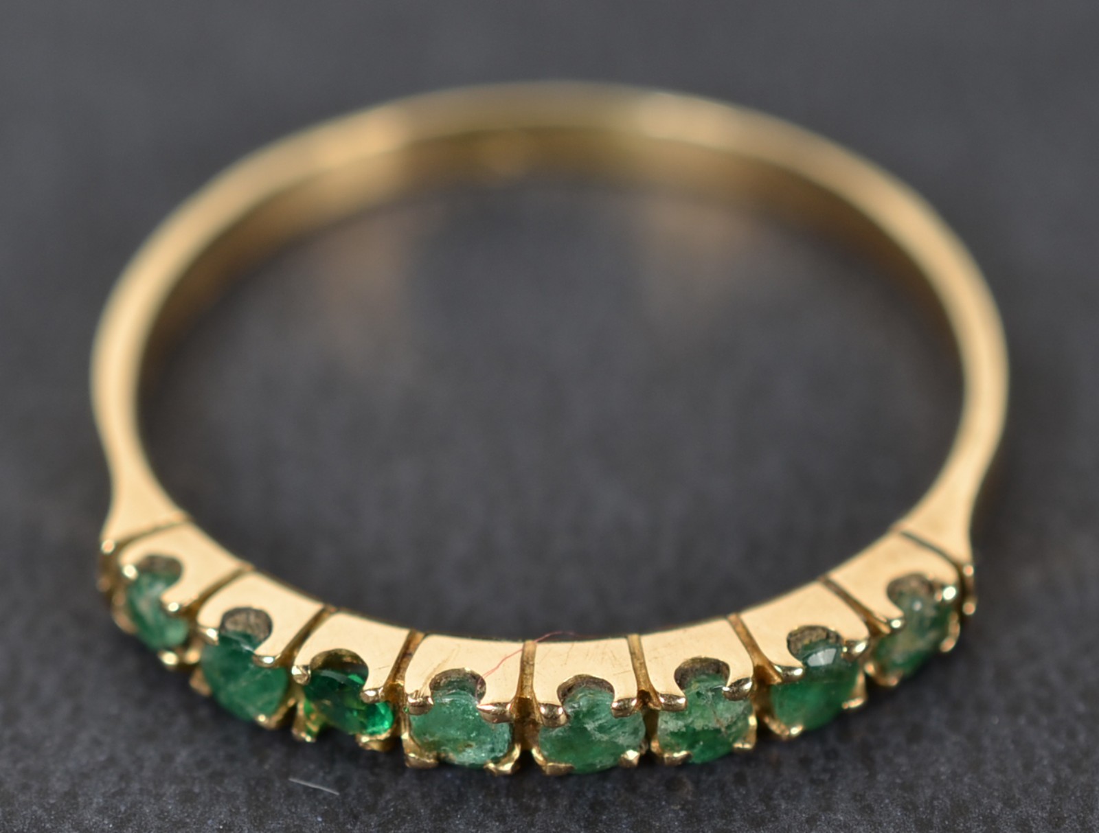 Meia aliança de ouro 18k., contraste 750 cravejado de esmeralda, aro... - foto 1 de 5