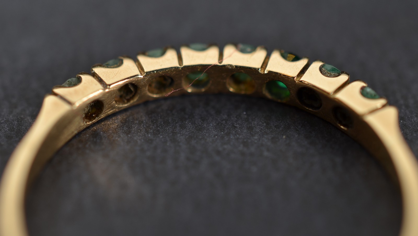 Meia aliança de ouro 18k., contraste 750 cravejado de esmeralda, aro... - foto 5 de 5