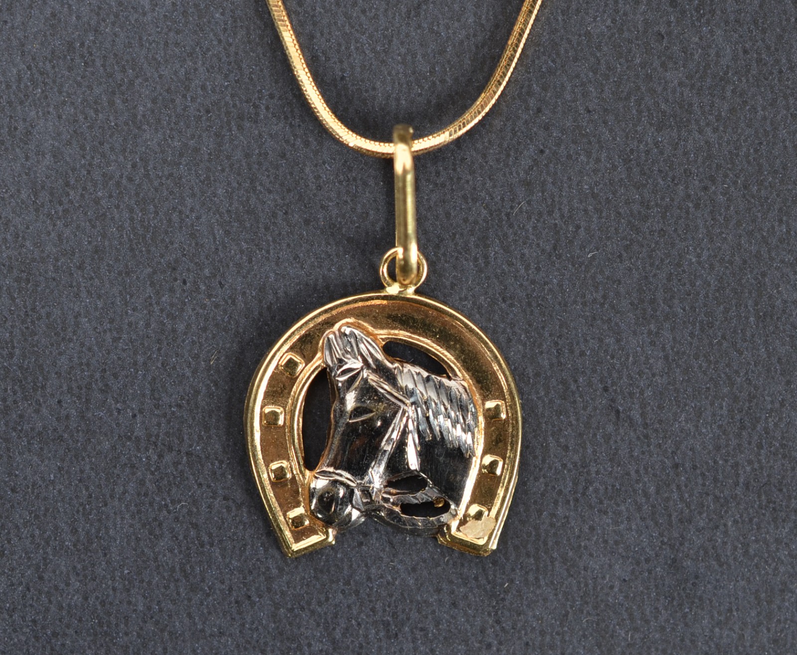Colar de ouro 18k., contraste 750 modelo italiano, pingente no feitio... - foto 1 de 6