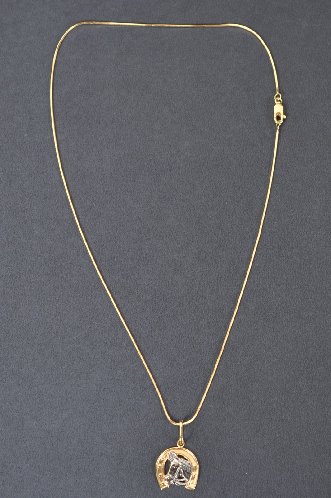 Colar de ouro 18k., contraste 750 modelo italiano, pingente no feitio... - foto 2 de 6