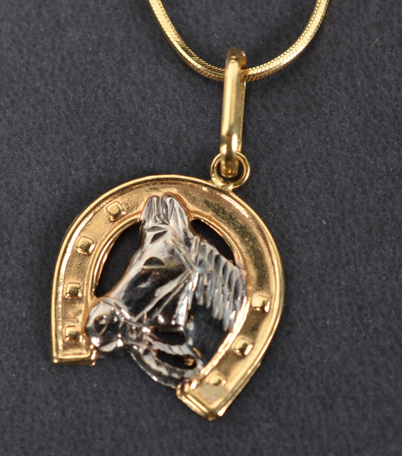 Colar de ouro 18k., contraste 750 modelo italiano, pingente no feitio... - foto 3 de 6