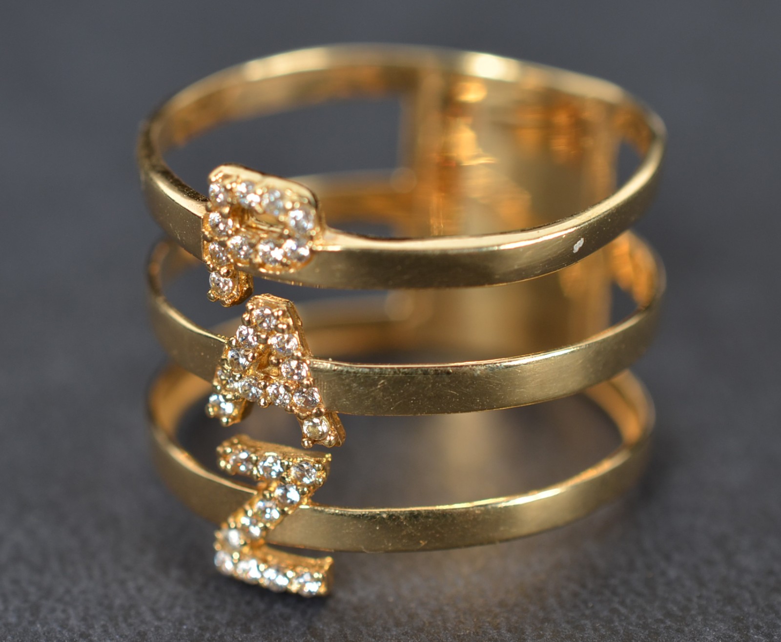 Anel de ouro 18k., contraste 750 de 3 aros com discrição "Paz", aro... - foto 2 de 6
