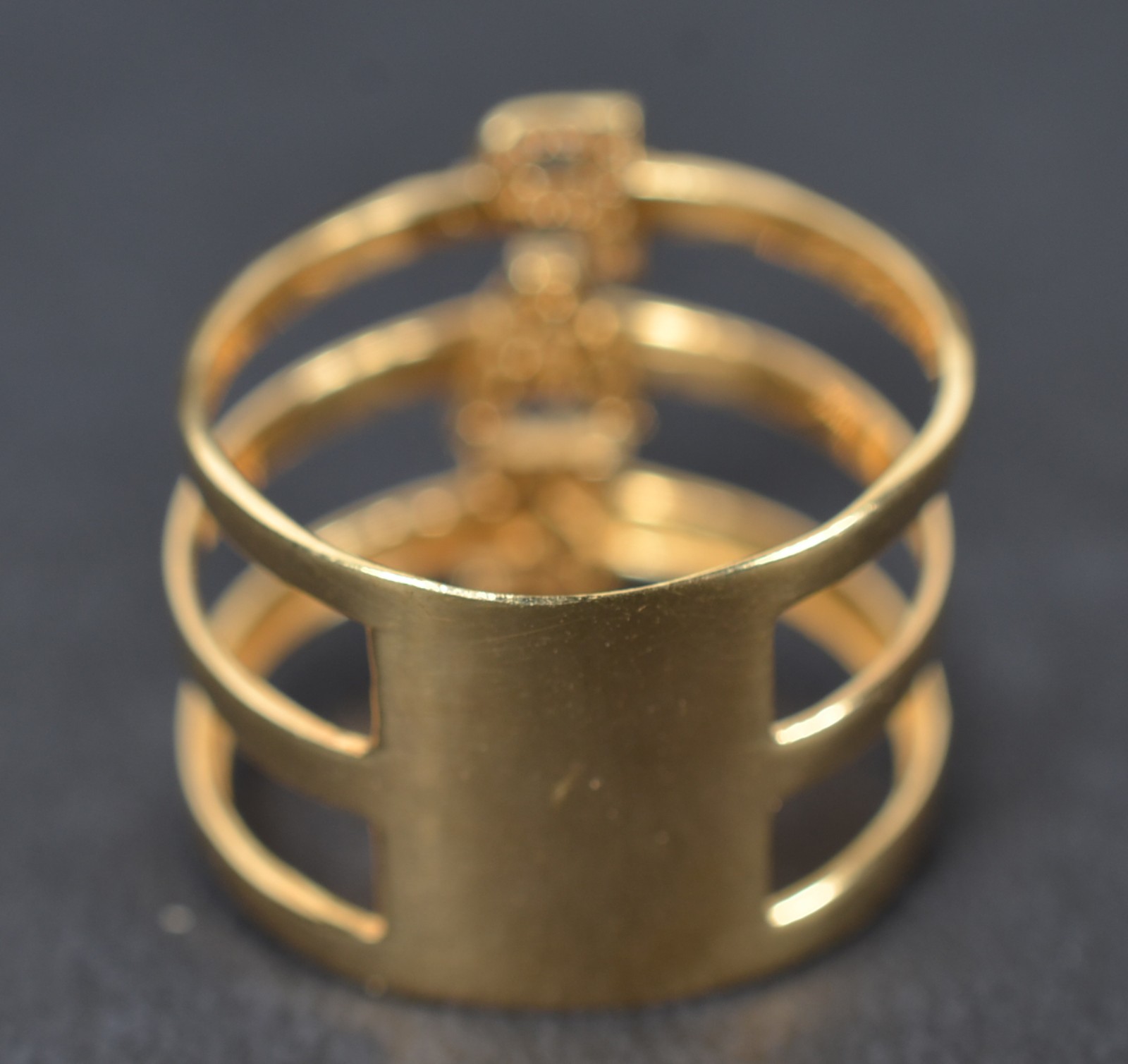 Anel de ouro 18k., contraste 750 de 3 aros com discrição "Paz", aro... - foto 4 de 6