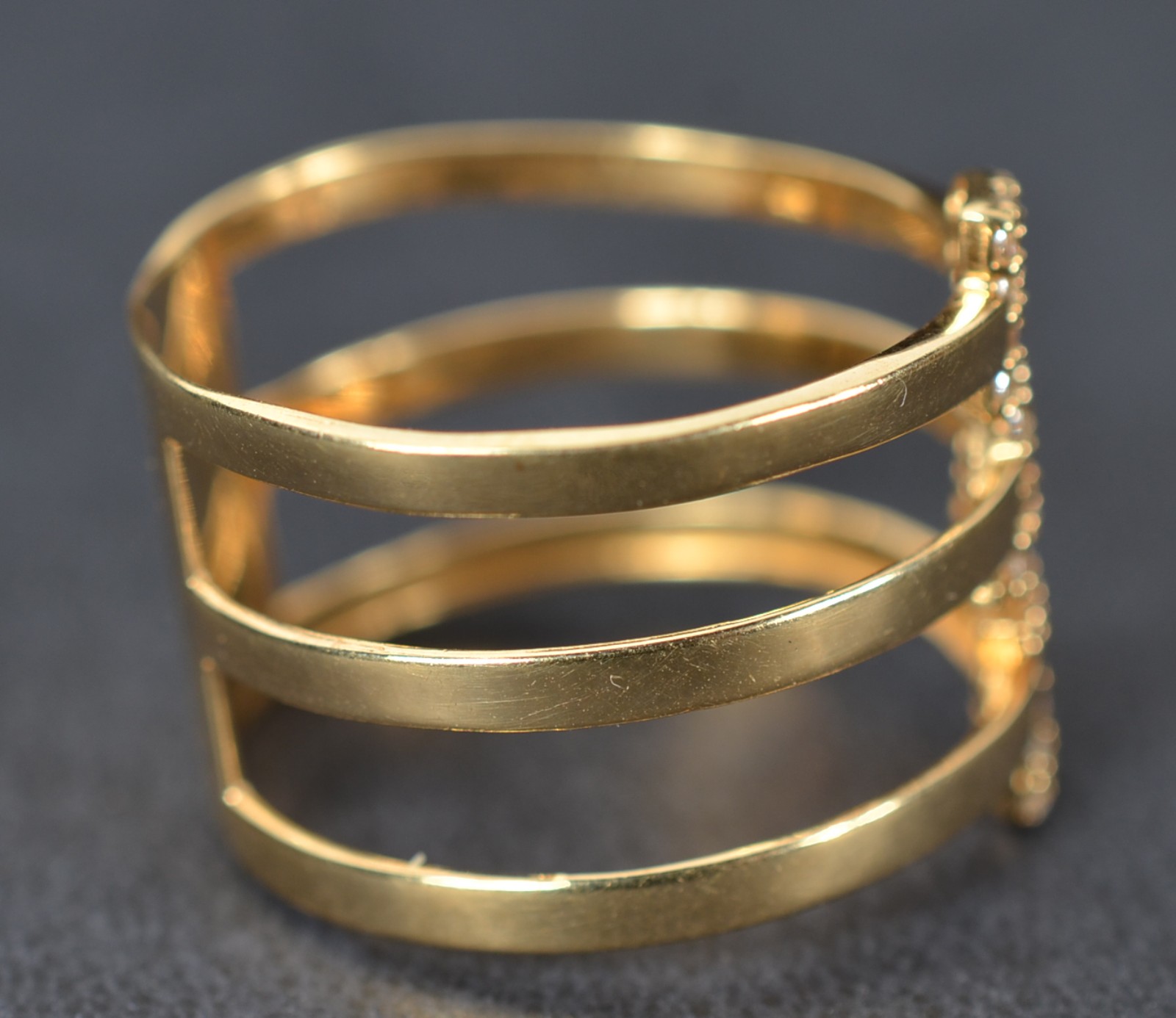 Anel de ouro 18k., contraste 750 de 3 aros com discrição "Paz", aro... - foto 5 de 6