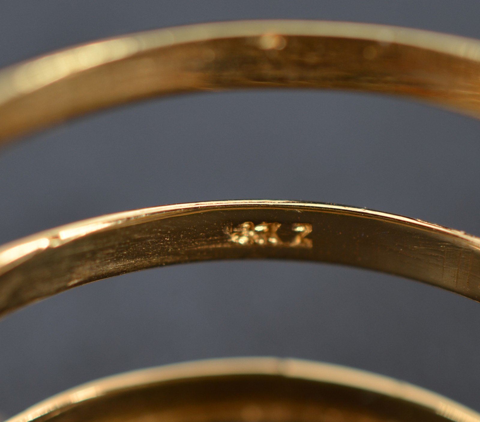 Anel de ouro 18k., contraste 750 de 3 aros com discrição "Paz", aro... - foto 6 de 6
