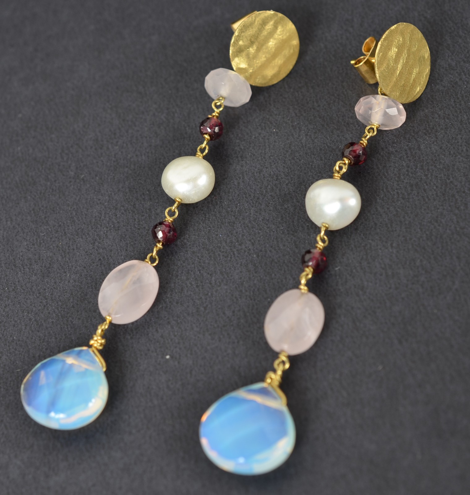 Par de brincos de ouro 18k., pedras diversas, modelo pendente. (Por... - foto 1 de 6