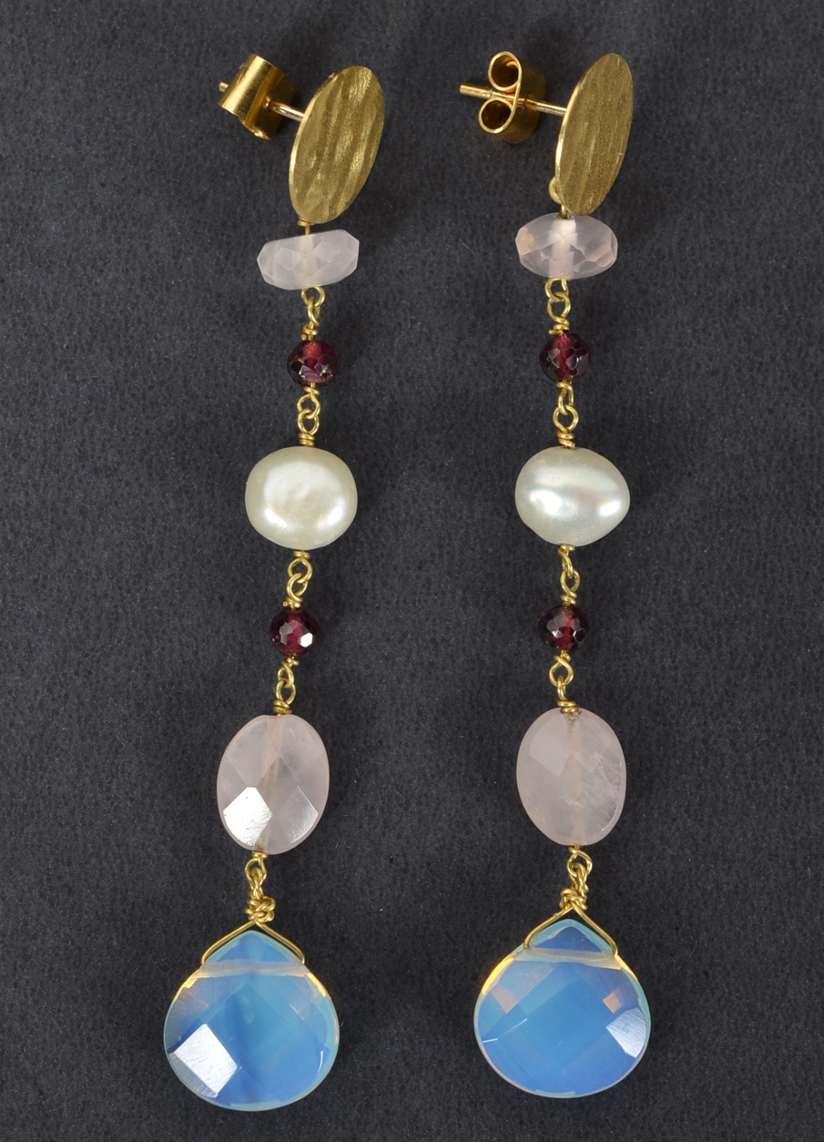 Par de brincos de ouro 18k., pedras diversas, modelo pendente. (Por... - foto 2 de 6