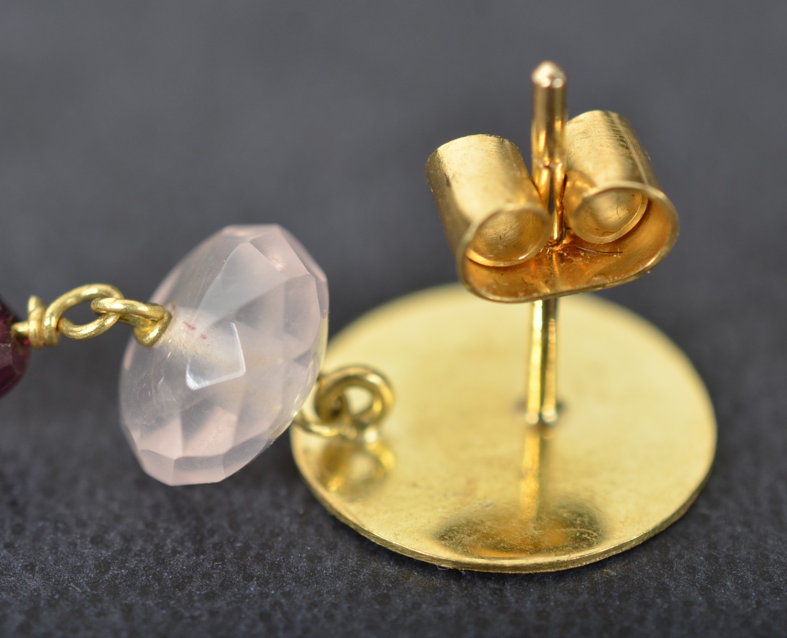 Par de brincos de ouro 18k., pedras diversas, modelo pendente. (Por... - foto 6 de 6
