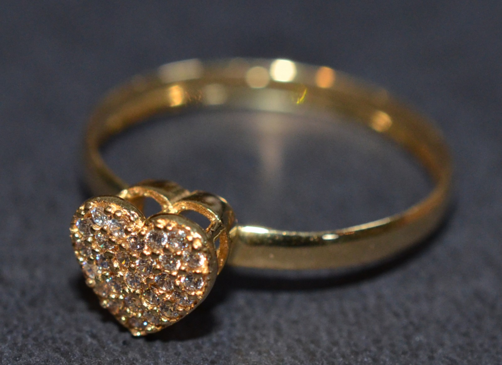 Anel de ouro 18k., contraste 750, modelo coração cravejado com... - foto 1 de 3