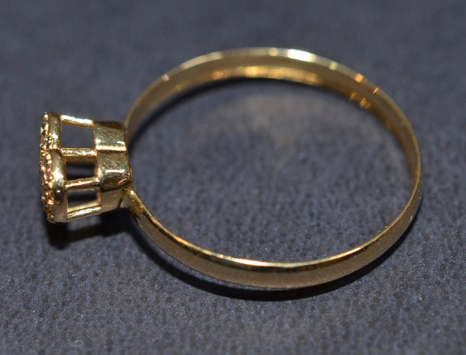 Anel de ouro 18k., contraste 750, modelo coração cravejado com... - foto 2 de 3