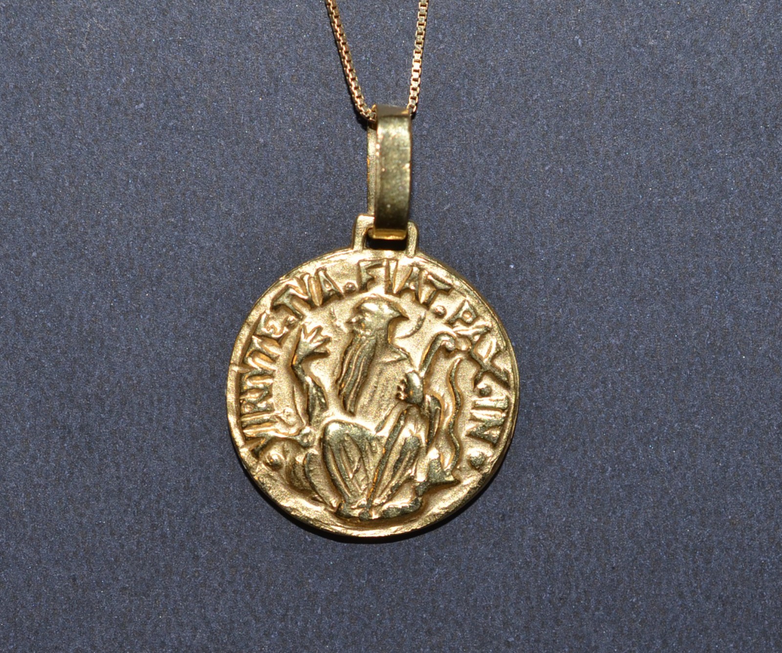 Colar de ouro 18k., contraste 750 com pingente sacro. (Por motivos de... - foto 1 de 4