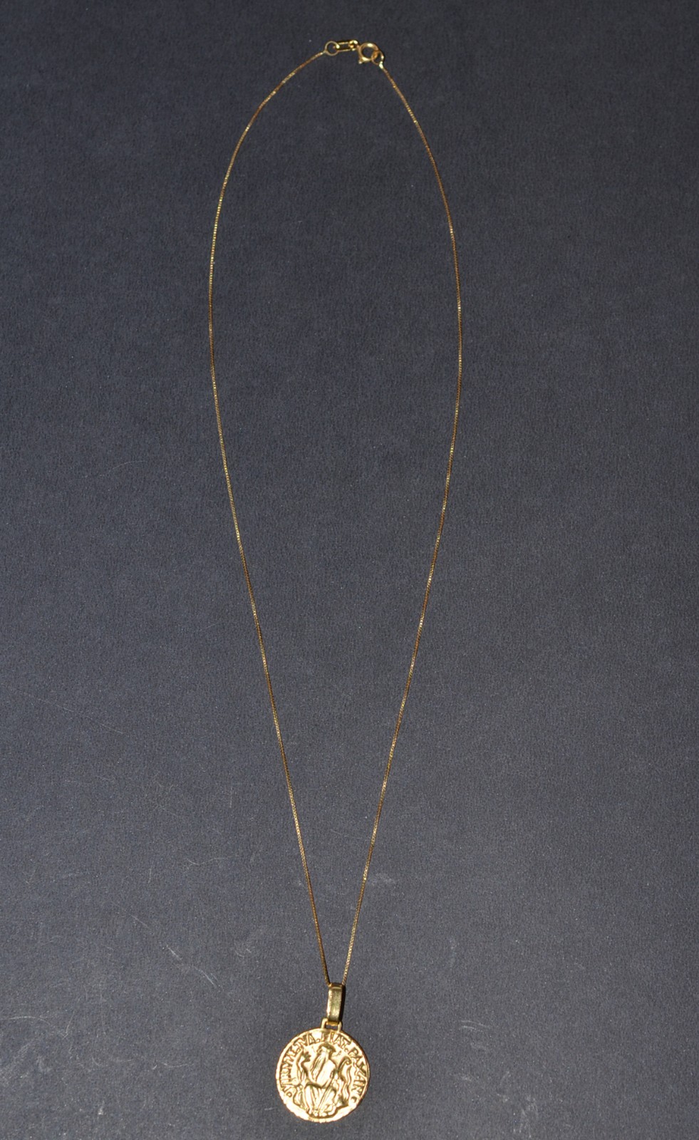 Colar de ouro 18k., contraste 750 com pingente sacro. (Por motivos de... - foto 2 de 4