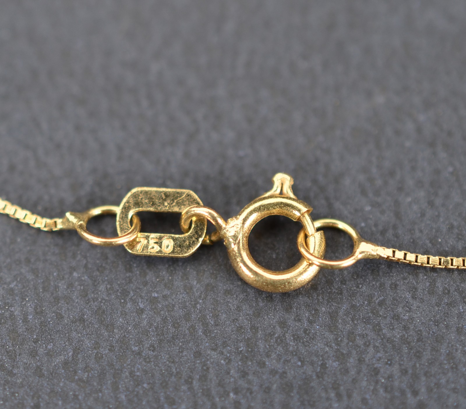 Colar de ouro 18k., contraste 750 com pingente sacro. (Por motivos de... - foto 4 de 4