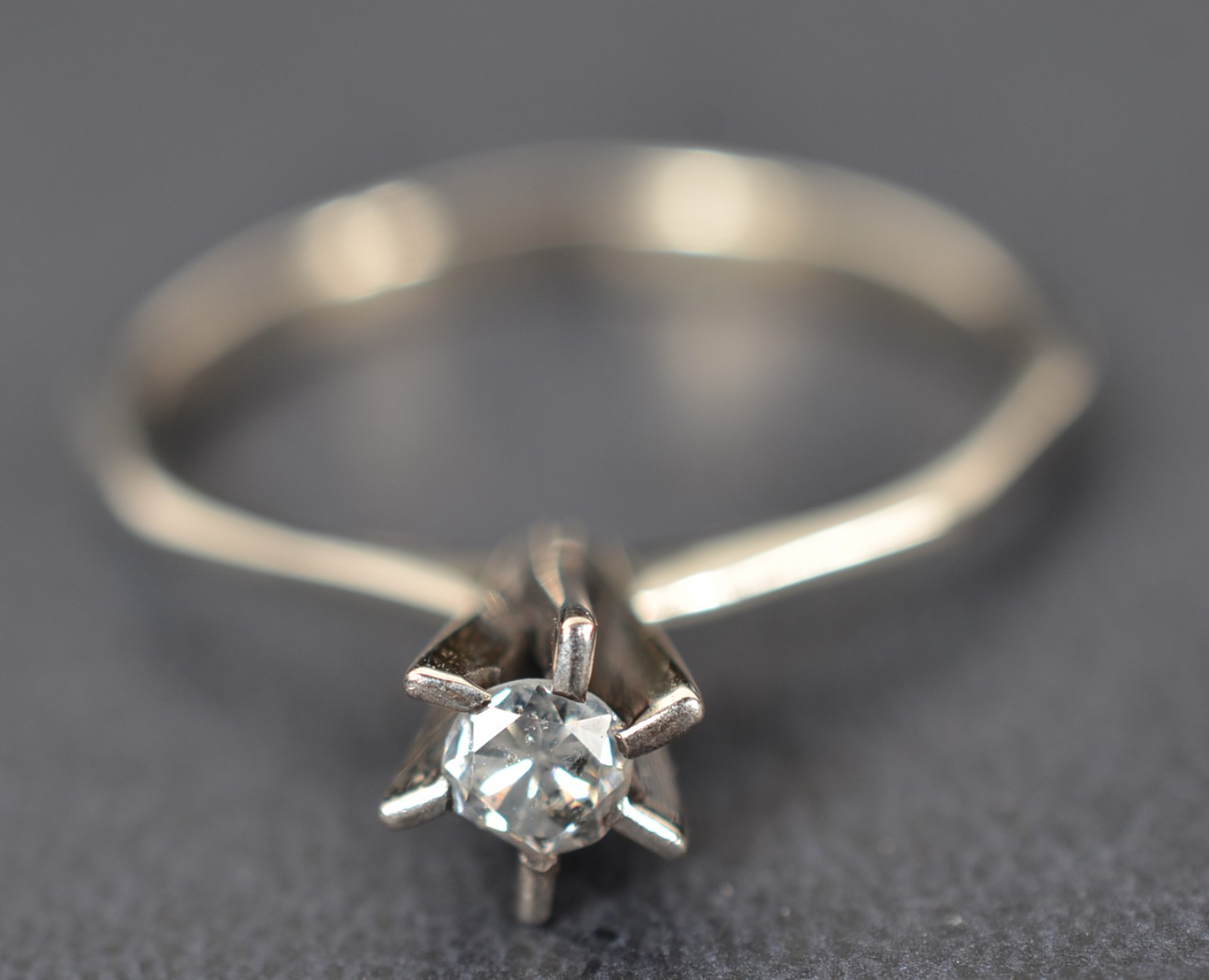 Solitário de ouro branco com um brilhante de 0,15 ct, aro 20. (Por... - foto 1 de 4