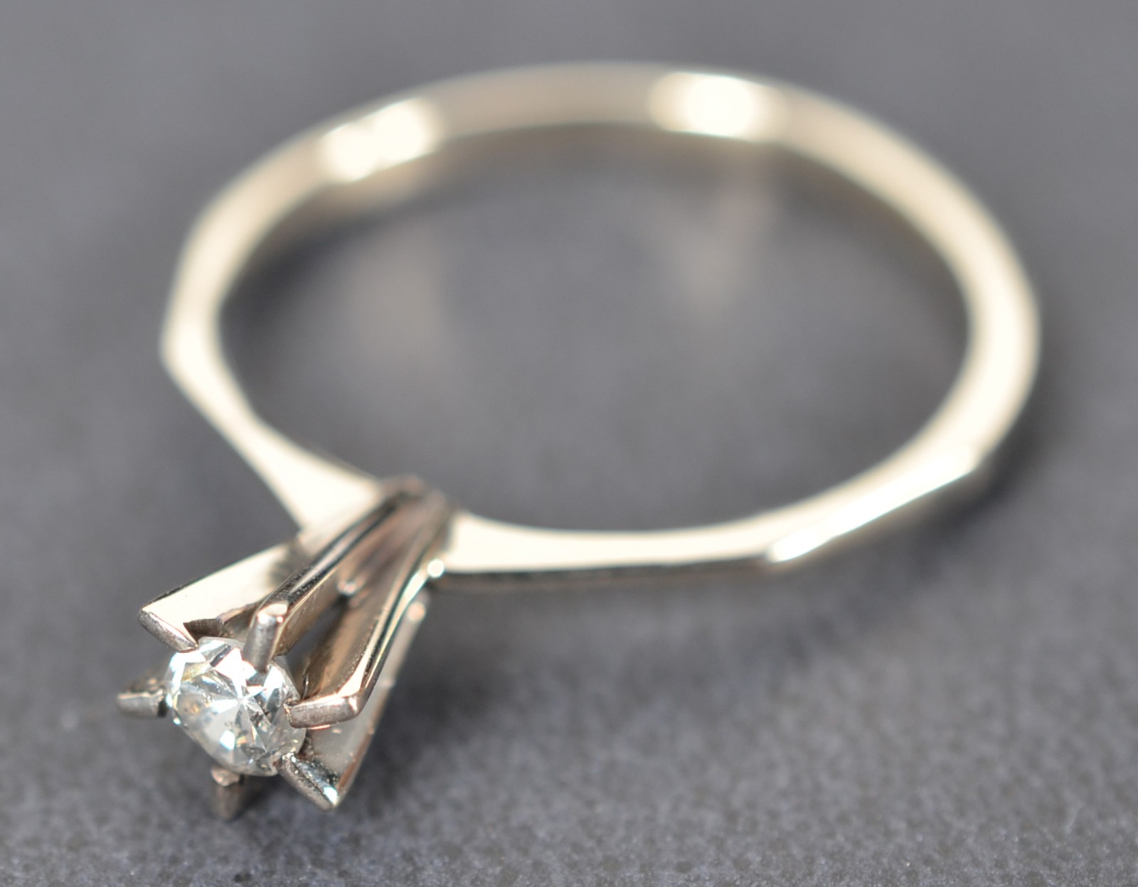 Solitário de ouro branco com um brilhante de 0,15 ct, aro 20. (Por... - foto 2 de 4